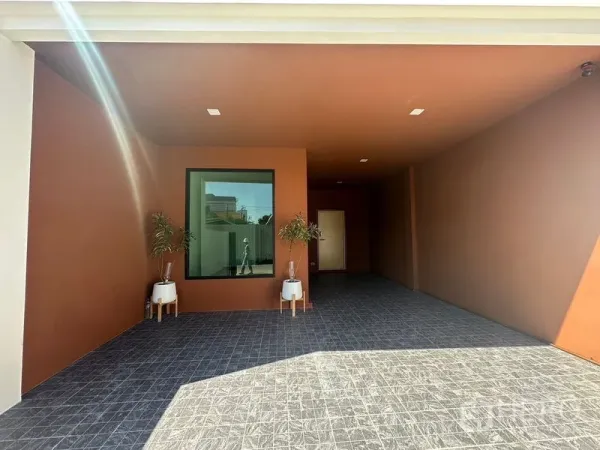 สำนักงานที่บ้าน ให้เช่าในWang Thonglang, Bangkok - ที่จอดรถในร่มสีเอิร์ธโทนพร้อมกระถางต้นไม้