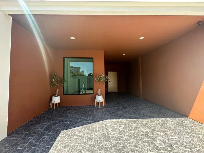 สำนักงานที่บ้าน ให้เช่าในWang Thonglang, Bangkok - ที่จอดรถในร่มสีเอิร์ธโทนพร้อมกระถางต้นไม้