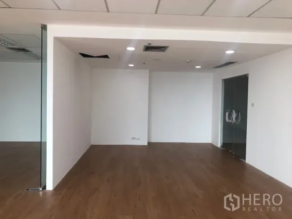 办公空间 出租在Din Daeng, Bangkok - 宽敞入口空间，白色墙面、木地板与玻璃双开门。