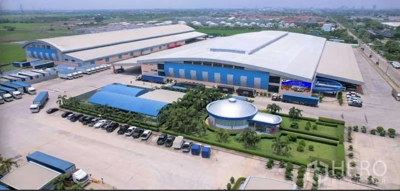 货栈 出租在Mueang Pathum Thani, Pathum Thani - 园区航拍另一角度，含圆形办公室建筑与绿化