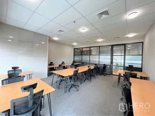 办公空间 出租 - 通透明亮的开放式办公室，木纹桌与人体工学椅，地毯地面，LED吊顶照明，玻璃隔断会议室