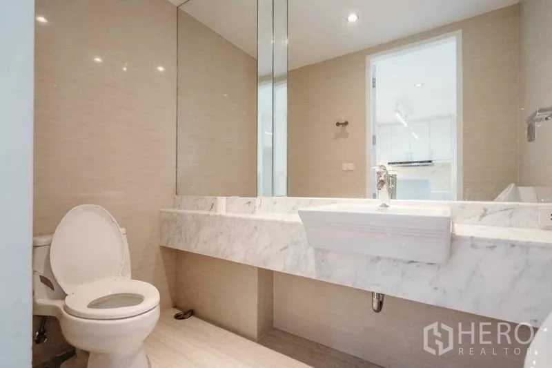 บ้าน ขายในWatthana, Bangkok - ห้องน้ำแขกเคาน์เตอร์หินอ่อน กระจกบานใหญ่ และโถสุขภัณฑ์