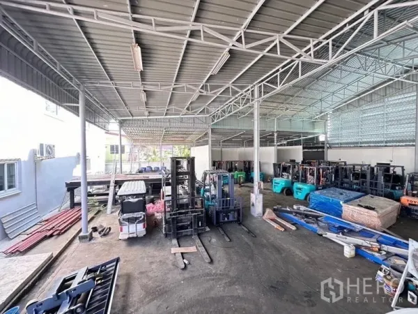 Warehouse for sale in Bang Phli, Samut Prakan - Open-plan warehouse with 7-meter-high steel roof, forklifts and storage bays suited for heavy equipment.