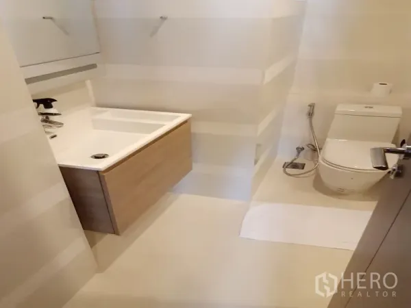 公寓 出租在Khlong Toei, Bangkok - 现代卫浴，悬挂式洗手台、坐便器及喷枪。