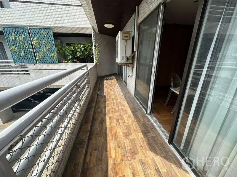 คอนโด ให้เช่าในWatthana, Bangkok - ระเบียงปูกระเบื้องแคบ ประตูกระจกบานเลื่อน และราวกันตก