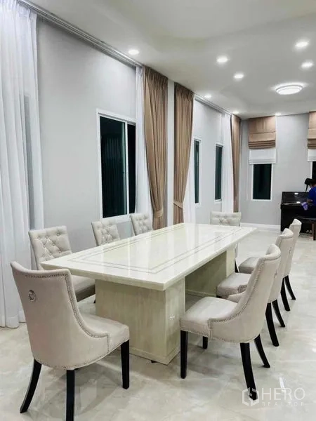 คลังสินค้า ให้เช่าหรือขายในPathum Thani - ห้องรับประทานอาหาร โต๊ะหินอ่อนยาว พร้อมเก้าอี้บุนวม