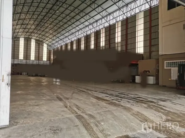 Factory for rent in Mueang Chachoengsao, Chachoengsao - High‑clearance warehouse interior with skylight panels and polished concrete floor.