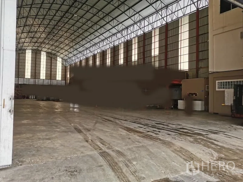 Factory for rent in Mueang Chachoengsao, Chachoengsao - High‑clearance warehouse interior with skylight panels and polished concrete floor.