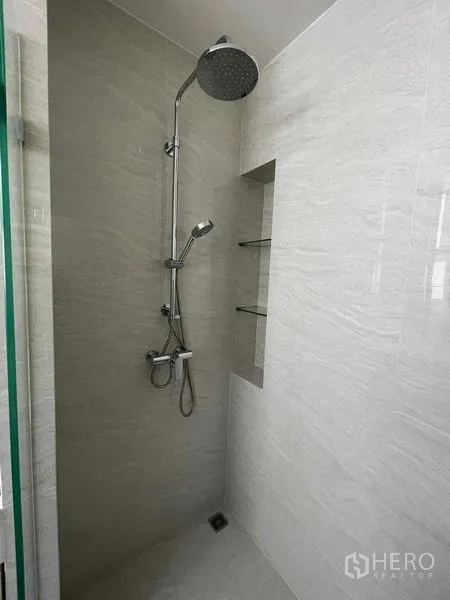 คอนโด ให้เช่าในWatthana, Bangkok - ห้องอาบน้ำกระจกกั้น พร้อมฝักบัวเรนชาวเวอร์และผนังกรุไทล์