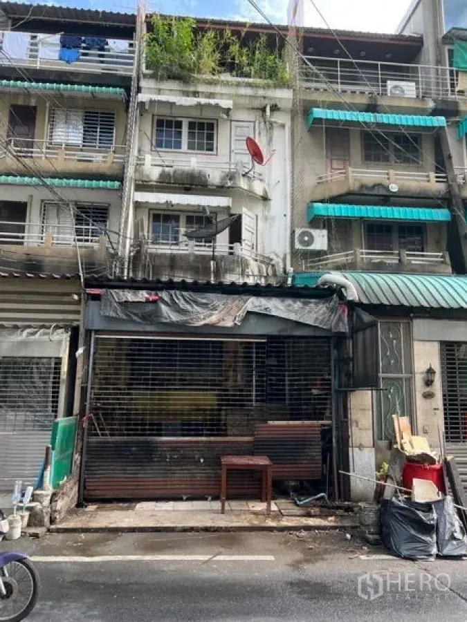 อาคารพาณิชย์ ให้เช่าในWatthana, Bangkok - อาคารพาณิชย์ 4 ชั้น ด้านหน้าเป็นประตูลูกกรงเหล็กและมีระเบียง ย่านสุขุมวิท กรุงเทพฯ