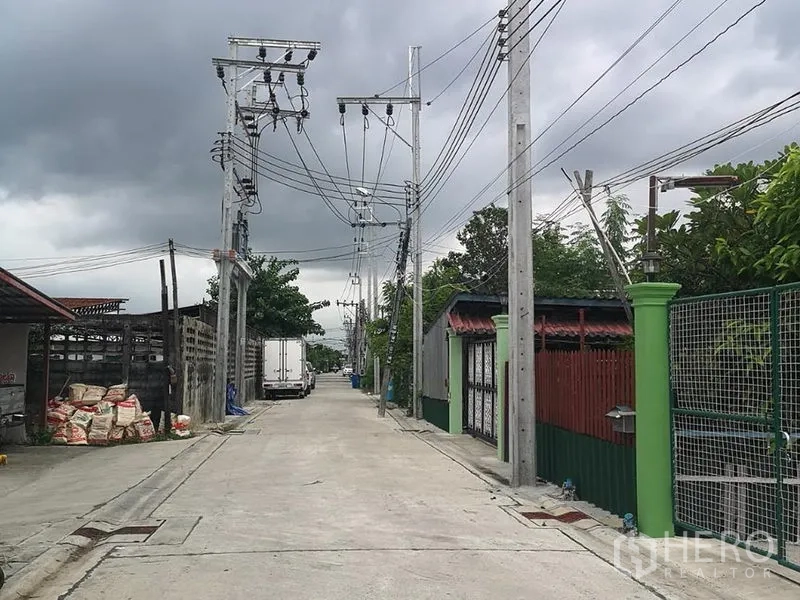 货栈 出租在Prawet, Bangkok - 通往仓库的道路，混凝土路面与电线杆，适合卡车出入。