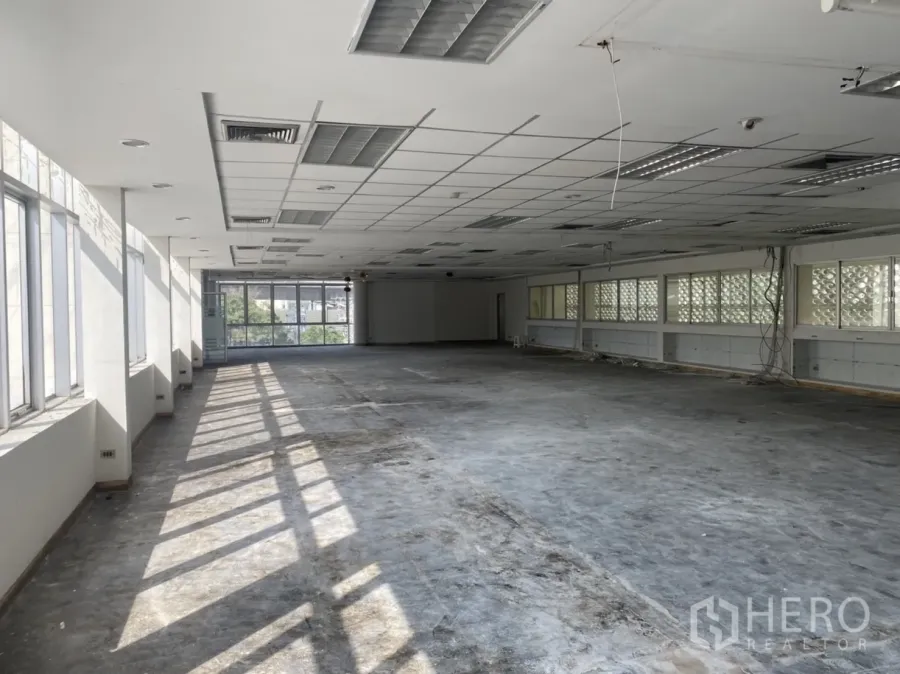 Office Space for rent in Khlong Toei, Bangkok - Large open‑plan office floor with grid ceiling lights and wide windows filling the room with natural light.