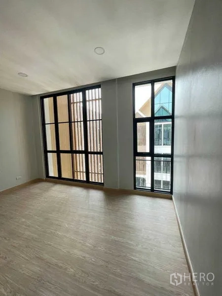 สำนักงานที่บ้าน ให้เช่าในBang Kapi, Bangkok - ห้องสำนักงานขนาดกะทัดรัด หน้าต่างกรอบดำขนาดใหญ่ มองเห็นวิวรอบข้าง.