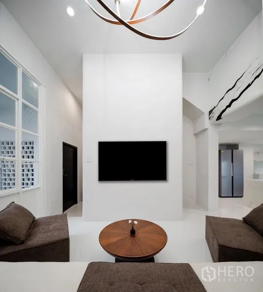 ทาวน์เฮาส์ ขาย - มุมนั่งเล่นมินิมอล ทีวีกำแพง โคมไฟดีไซน์ และผนังสีขาวสะอาด