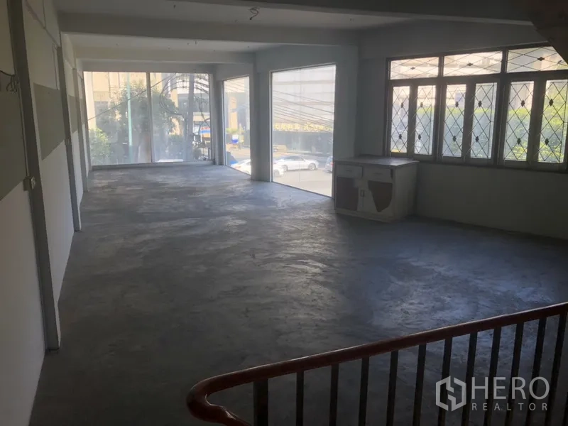 零售空间 出租在Khlong Toei, Bangkok - 楼上宽敞空间，整面窗户临街，水泥地面采光良好。