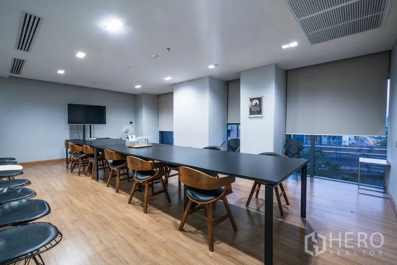 办公空间 出租 - 会议/培训室，长条桌、木地板与电视屏幕