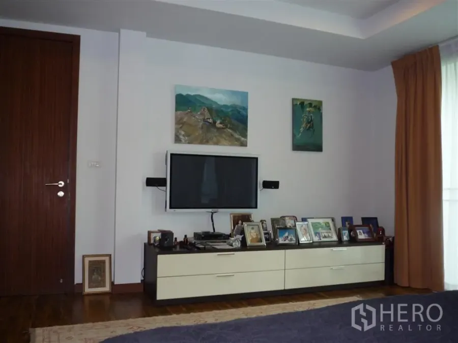 บ้าน ให้เช่าในKhan Na Yao, Bangkok - ผนังสื่อบันเทิงติดทีวี ตู้ล่าง และกรอบรูป บนพื้นไม้