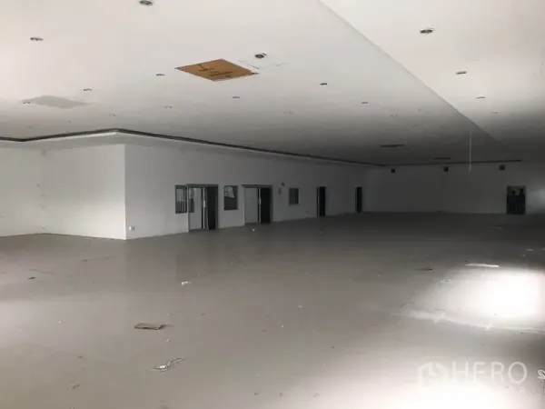 โรงงาน ให้เช่าในMueang Chon Buri, Chon Buri - พื้นที่ผลิตขนาดใหญ่ปูพื้นเรียบ มีไฟดาวน์ไลต์และห้องสำนักงานแบ่งส่วนตามผนัง