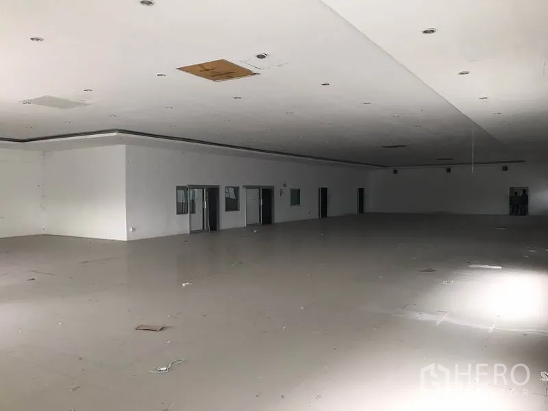 โรงงาน ให้เช่าในMueang Chon Buri, Chon Buri - พื้นที่ผลิตขนาดใหญ่ปูพื้นเรียบ มีไฟดาวน์ไลต์และห้องสำนักงานแบ่งส่วนตามผนัง