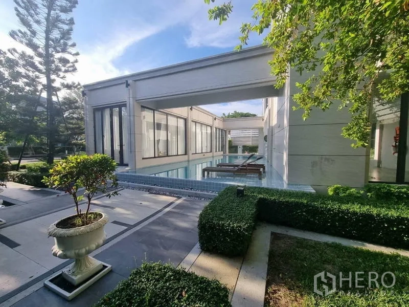 Detached House for rent - Community clubhouse swimming pool with sun loungers and landscaped garden.