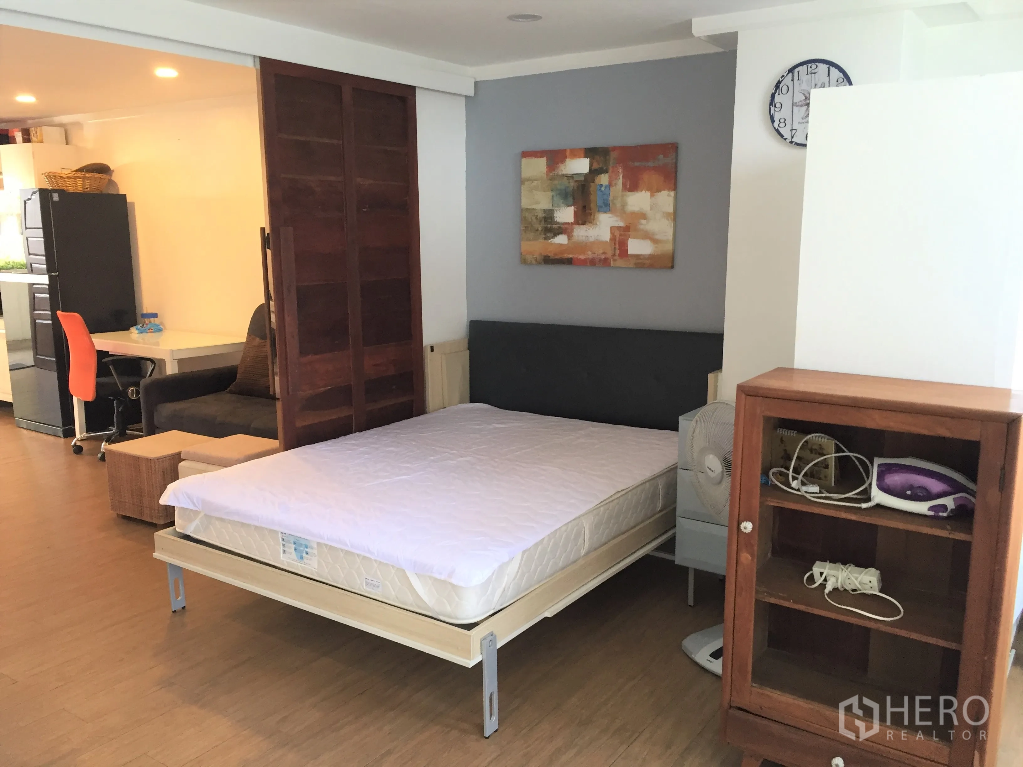 公寓 出租在Watthana, Bangkok - 卧睡区铺木地板，木质推拉门，书桌与置物柜。