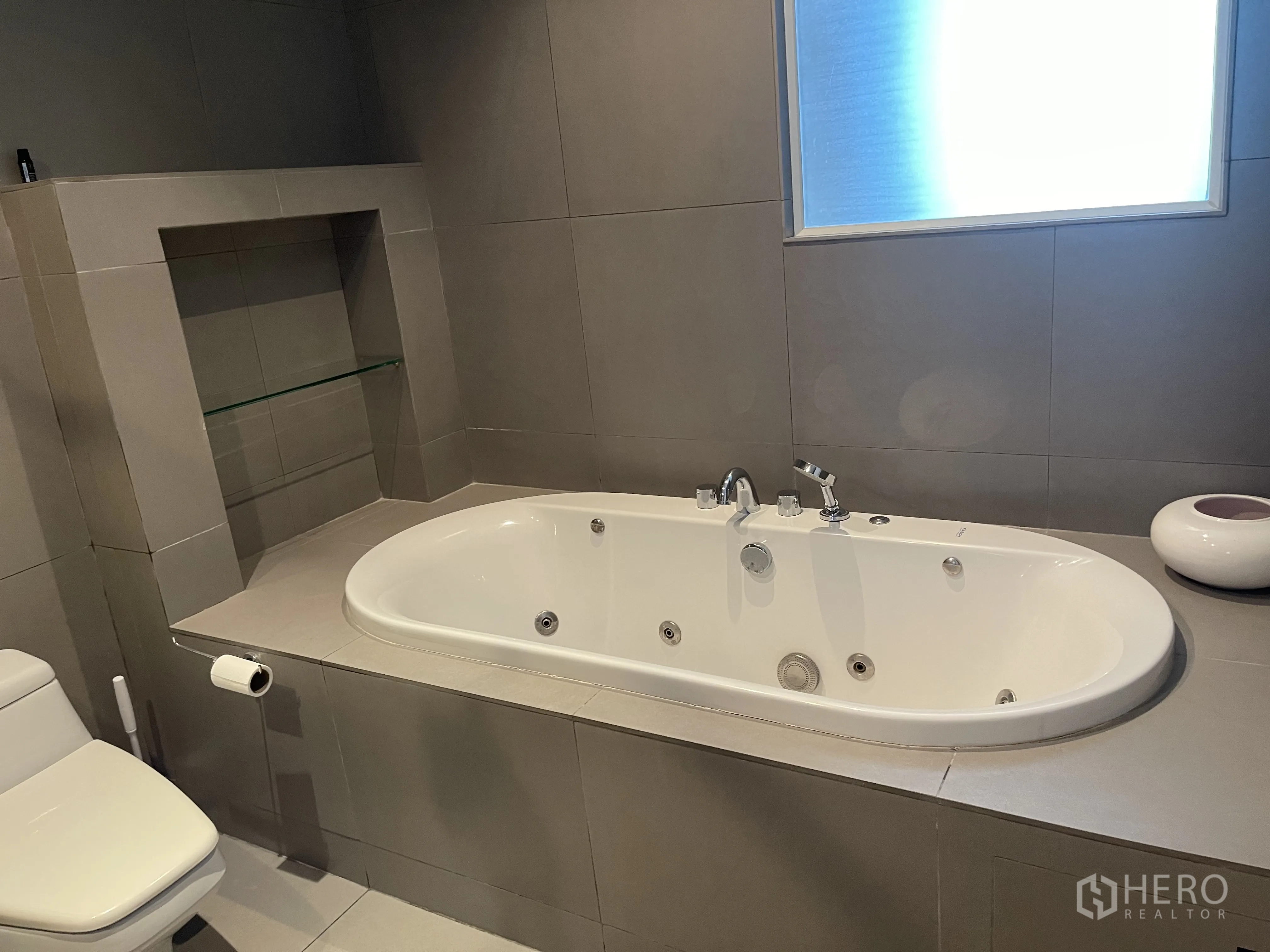 คอนโด for rent in Pathum Wan, Bangkok - ห้องน้ำทันสมัยพร้อมอ่างจากุซซี่แบบบิลท์อินและหน้าต่างฝ้า