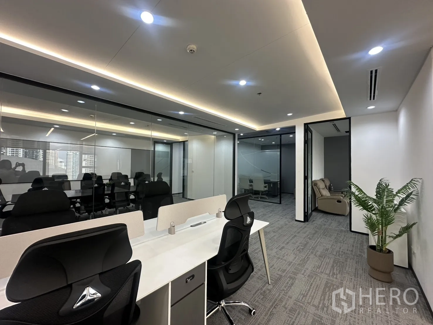 办公室 for rent in Pathum Wan, Bangkok - 工位区临走廊，设玻璃隔墙与绿植，可通往独立房间。
