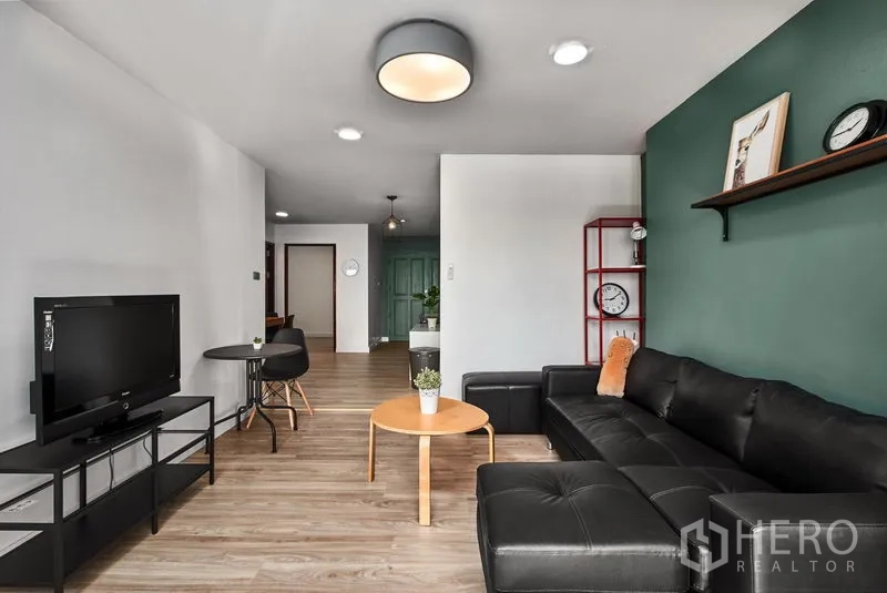 คอนโด ให้เช่าในWatthana, Bangkok - ห้องนั่งเล่นกว้าง พร้อมชั้นวางทีวี โคมไฟเพดาน และวิวระเบียง