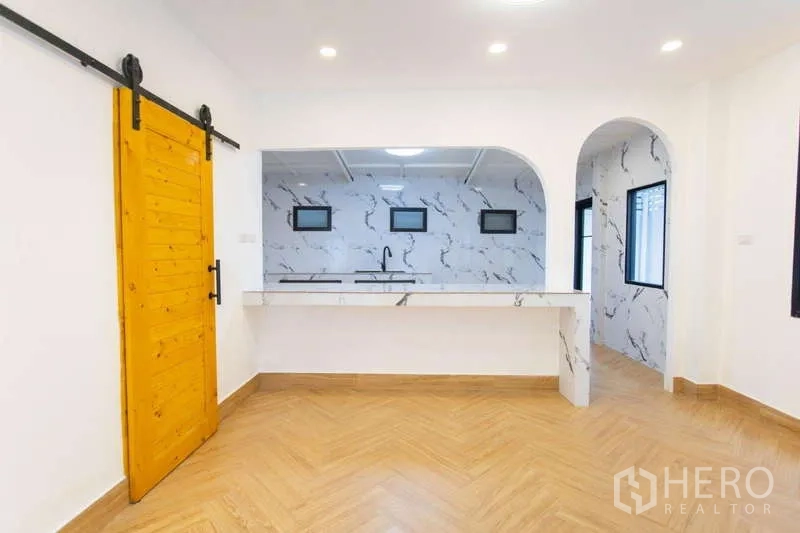 สำนักงานที่บ้าน ขายในHuai Khwang, Bangkok - เคาน์เตอร์ครัวแบบเปิดพร้อมประตูบานเลื่อนสไตล์โรงนา ผนังลายหินอ่อน
