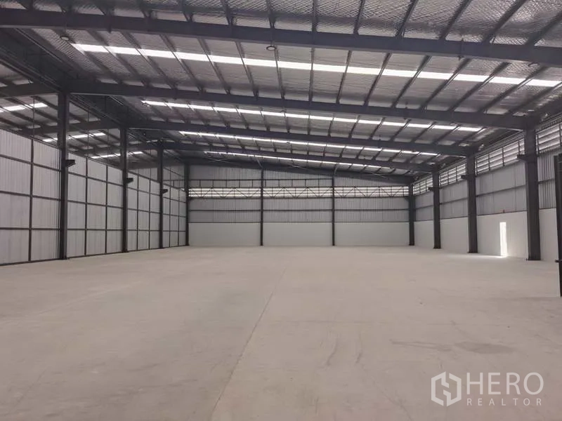 工厂 出租在Chon Buri - 开放式厂房，在带保温的金属屋顶与采光带下