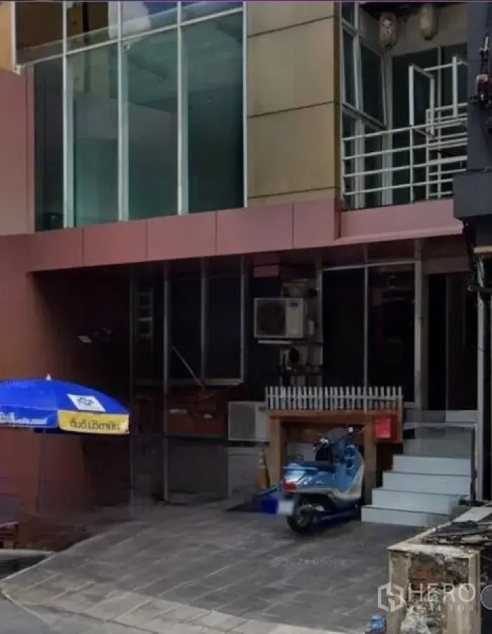 พื้นที่ขายปลีก ให้เช่าในKhlong Toei, Bangkok - ลานด้านหน้าและทางเข้ายกพื้นสู่ยูนิตค้าปลีกหน้ากระจก.