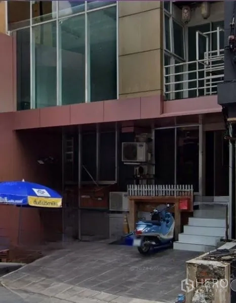 พื้นที่ขายปลีก ให้เช่าในKhlong Toei, Bangkok - ลานด้านหน้าและทางเข้ายกพื้นสู่ยูนิตค้าปลีกหน้ากระจก.