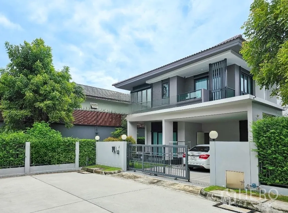 บ้าน ขายในLam Luk Ka, Pathum Thani - ภาพมุมเอียงของบ้านสองชั้น มีที่จอดรถในร่ม ถนนเงียบ สวนพุ่มไม้