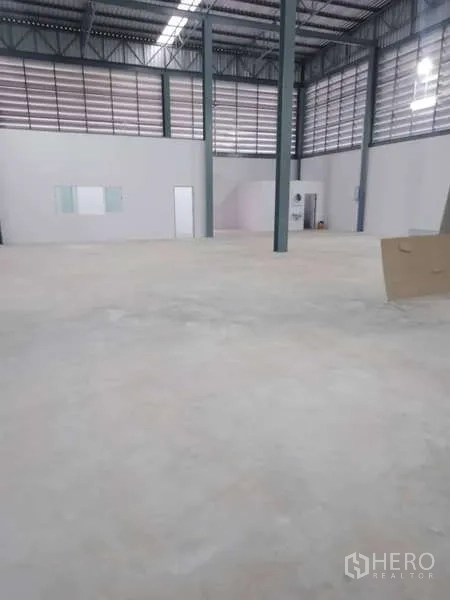 คลังสินค้า ให้เช่าในKhlong Toei, Bangkok - ภายในโกดังโปร่ง เพดานสูง โครงเหล็ก ช่องลมระบายอากาศ พื้นคอนกรีต และมีห้องออฟฟิศเล็ก