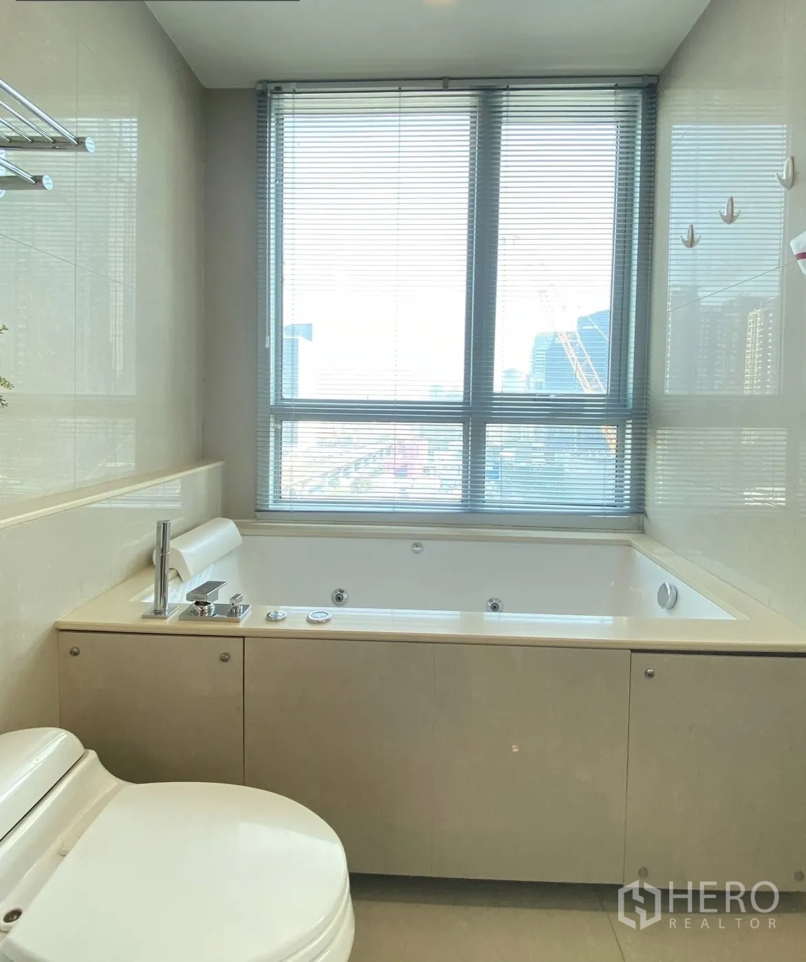 คอนโด ให้เช่าในRatchathewi, Bangkok - ห้องน้ำพร้อมหน้าต่างบานใหญ่และอ่างจากุซซี่ในตัวข้างโถสุขภัณฑ์