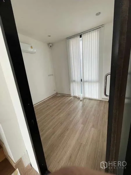 สำนักงานที่บ้าน ให้เช่าหรือขายในWang Thonglang, Bangkok - ห้องประชุมขนาดกะทัดรัด ประตูกระจกและมู่ลี่แนวตั้ง