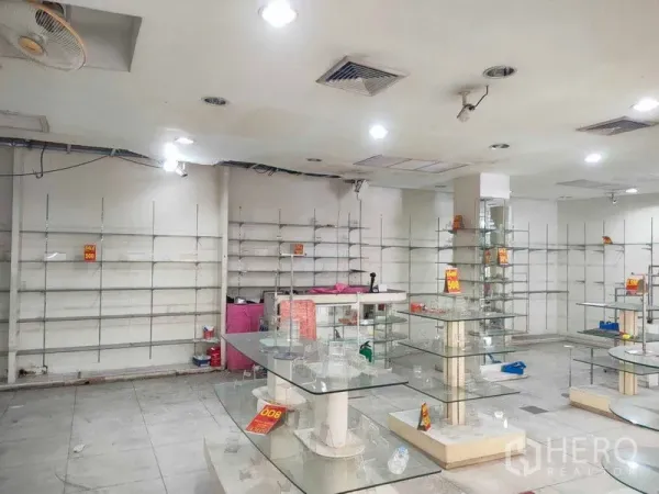 อาคารพาณิชย์ ให้เช่าในWatthana, Bangkok - ภายในร้านกว้าง เพดานมีไฟดาวน์ไลท์ ชั้นวางผนัง และเคาน์เตอร์กระจกพร้อมจัดสินค้า