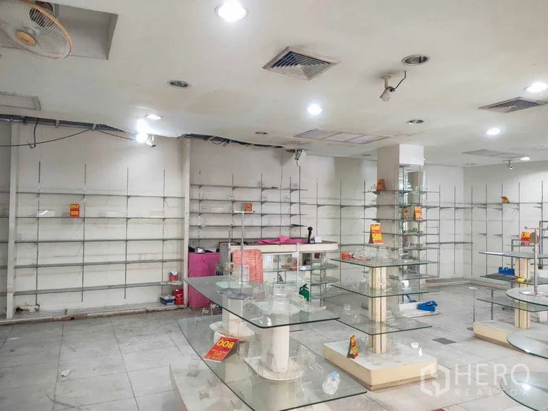 อาคารพาณิชย์ ให้เช่าในWatthana, Bangkok - ภายในร้านกว้าง เพดานมีไฟดาวน์ไลท์ ชั้นวางผนัง และเคาน์เตอร์กระจกพร้อมจัดสินค้า