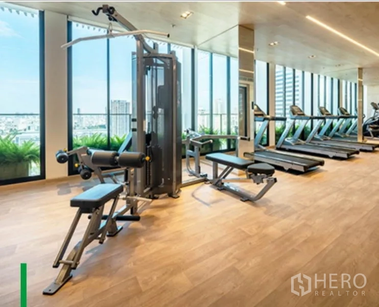 คอนโด ให้เช่าในWatthana, Bangkok - ฟิตเนสครบเครื่อง มีลู่วิ่งและเครื่องเวท มองเห็นวิวจากหน้าต่างสูง