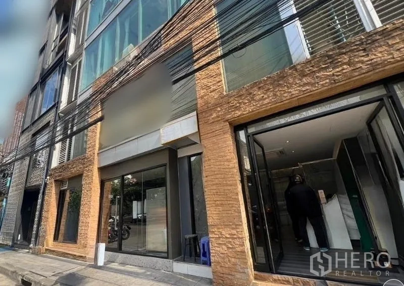 พื้นที่ขายปลีก ให้เช่าในBang Rak, Bangkok - อาคารพาณิชย์หน้าติดถนน ผนังอิฐและกระจกบานใหญ่ในย่านสีลม–สาทร