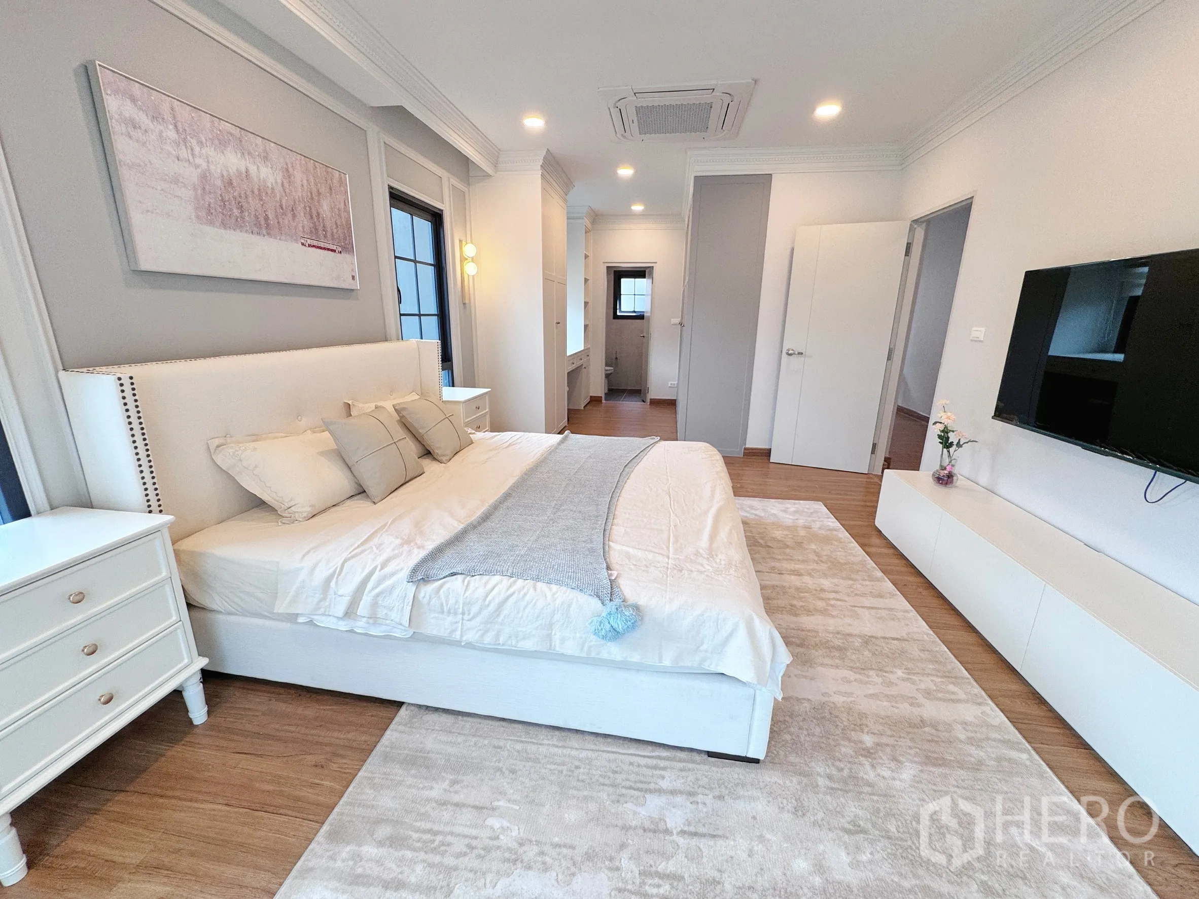 Detached House for rent in Bang Phli, Samut Prakan - Master bedroom facing wall-mounted TV and entry to ensuite area.