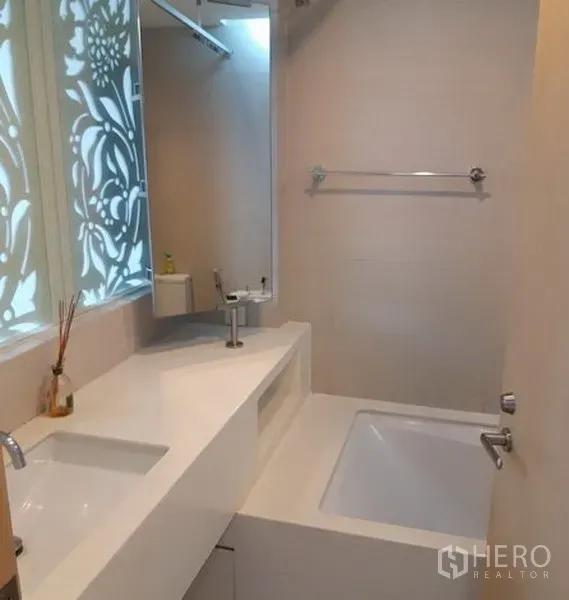 คอนโด ให้เช่าในKhlong Toei, Bangkok - ห้องน้ำสไตล์โมเดิร์น เคาน์เตอร์ยาวสีขาว อ่างล้างหน้าแบบฝัง กระจกบานใหญ่ อ่างอาบน้ำ และช่องแสงลายฝ้า