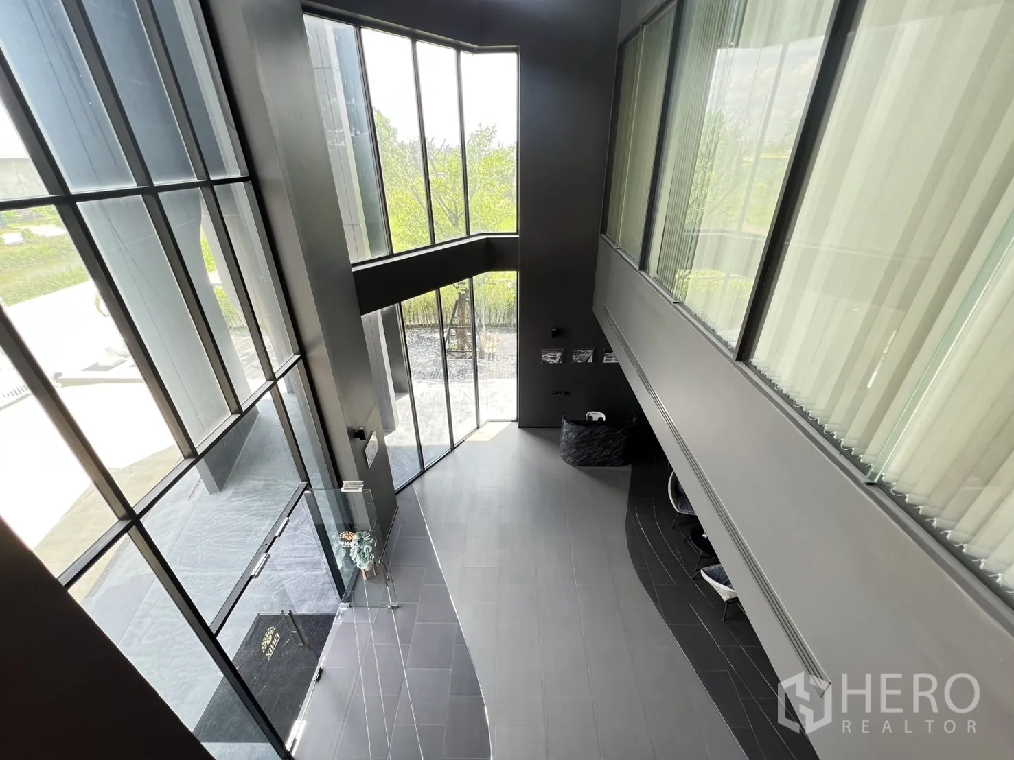 คลังสินค้า ขายในLat Krabang, Bangkok - มุมมองจากชั้นบนลงสู่ล็อบบี้เพดานสูงและประตูเข้าอาคาร.