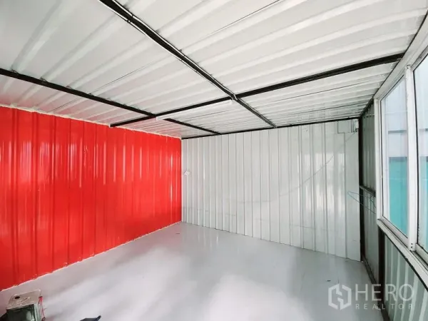 货栈 出租在Sam Phran, Nakhon Pathom - 内部办公间，金属板墙体，亮白地面，红色点缀墙。