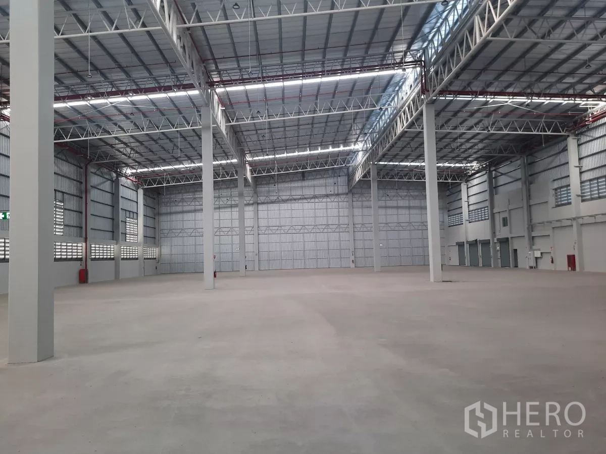 Factory for rent in Bang Lamung, Chon Buri - Symmetrical warehouse hall with clear 10 m height.