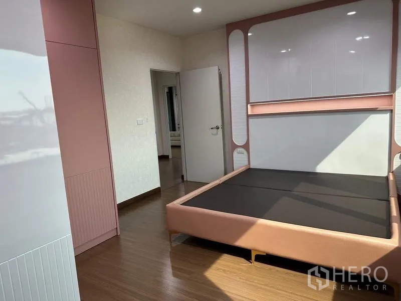 บ้าน ขายในSaphan Sung, Bangkok - ห้องนอนพร้อมผนังตกแต่งสมัยใหม่และเตียงแพลตฟอร์ม