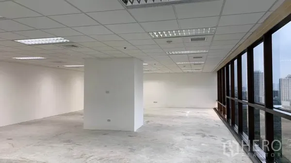 สำนักงาน ให้เช่าในRatchathewi, Bangkok - ภายในออฟฟิศกว้าง เพดานทีบาร์พร้อมไฟ และหน้าต่างยาวตลอดแนว