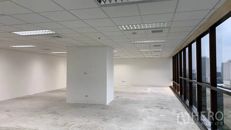 สำนักงาน ให้เช่าในRatchathewi, Bangkok - ภายในออฟฟิศกว้าง เพดานทีบาร์พร้อมไฟ และหน้าต่างยาวตลอดแนว