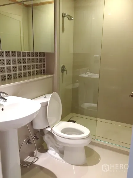 คอนโด ให้เช่าในKhlong Toei, Bangkok - ห้องน้ำพร้อมฝักบัวกระจก สุขภัณฑ์สีขาว และกระเบื้องโมเสกตกแต่ง