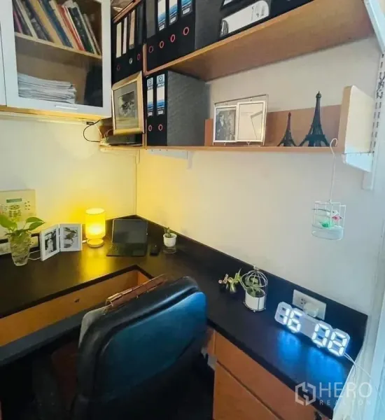 独立式住宅 出租或出售在Lam Luk Ka, Pathum Thani - 紧凑的家庭办公角，转角书桌与置物架和台灯。